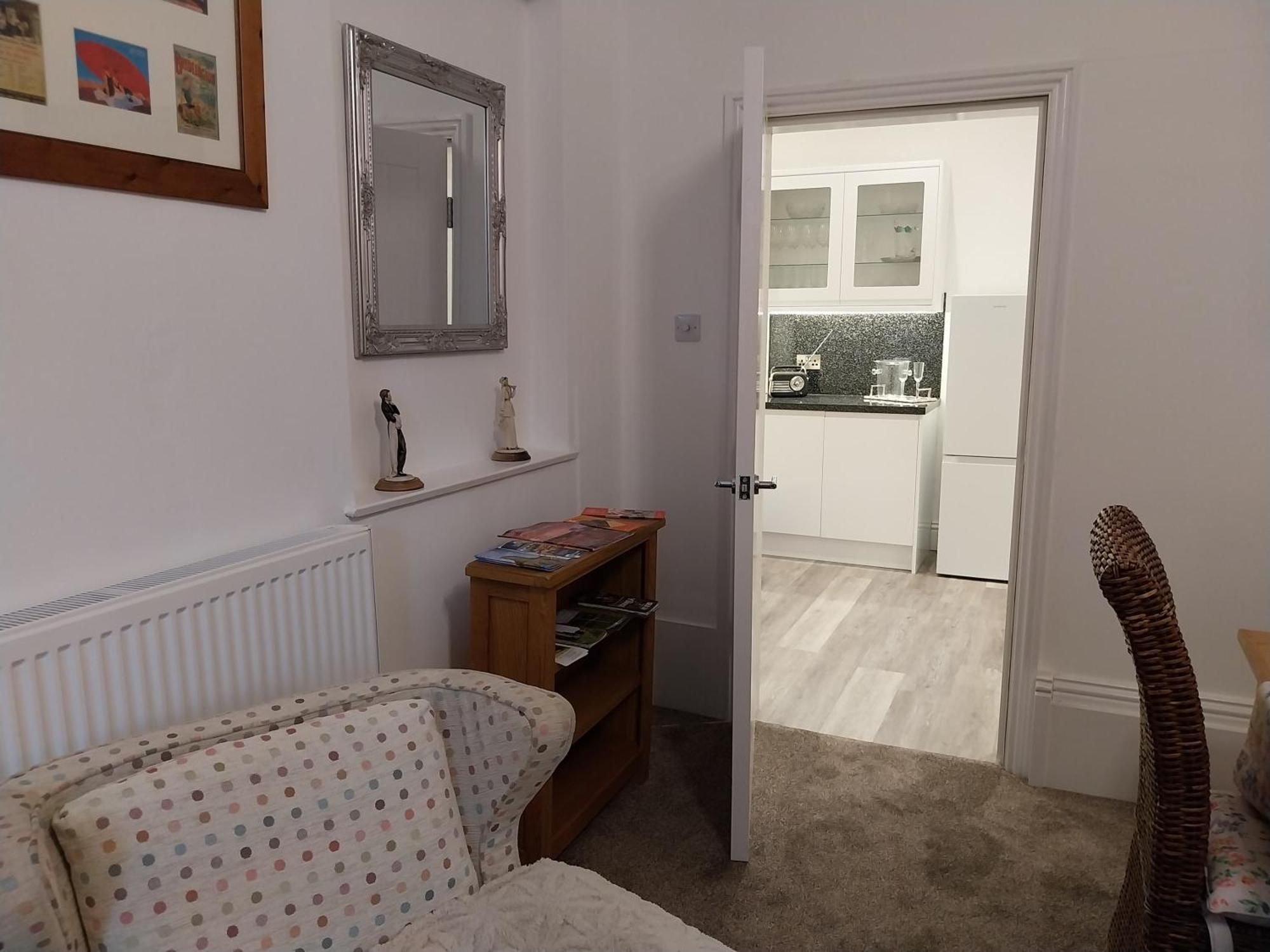 21 Of Wales Terrace - 2 Bed Ground Floor Flat *